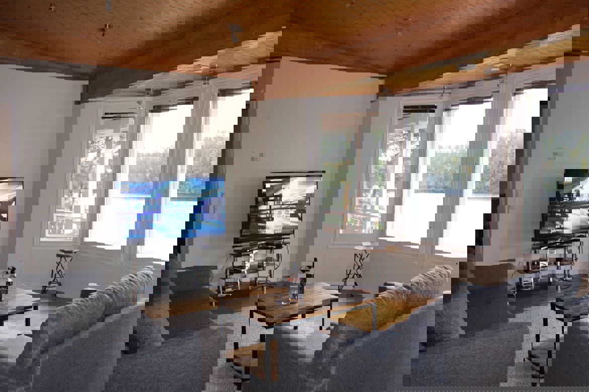 1b0b2b8d-3a3e-4ab2-8824-fa886f8a1154.jpg