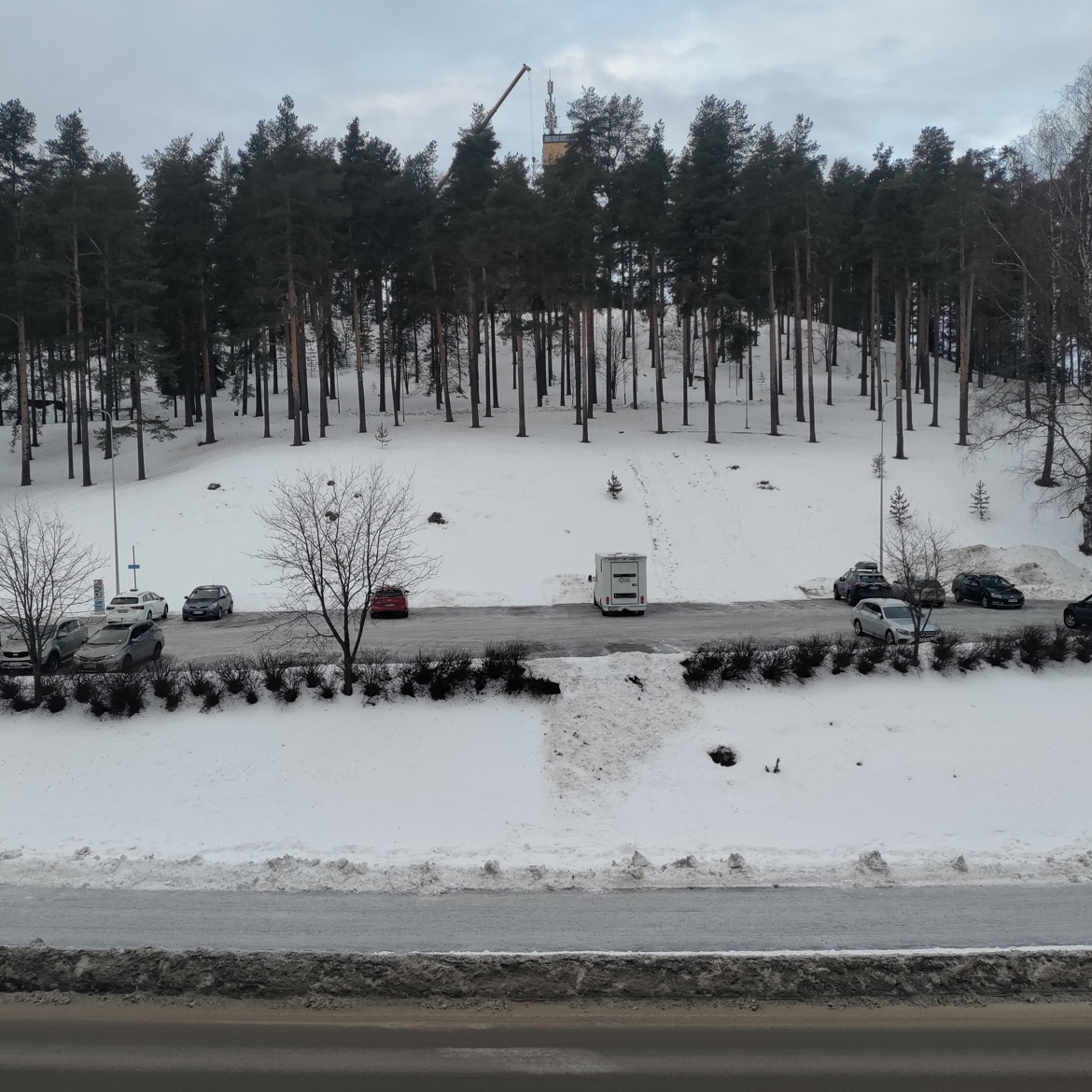 Harjun liikuntapuiston näkymä, siellä mm.sähköauton lataus-mahdollisuus