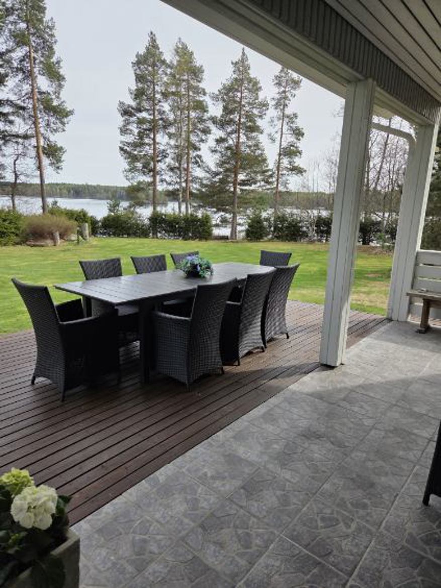 Päärakennuksen terassi