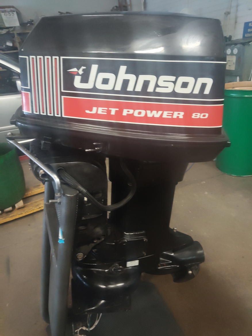 Johnson 80  Jetti perämoottori saa myös 115 VRO perämoottorin  ala päällä