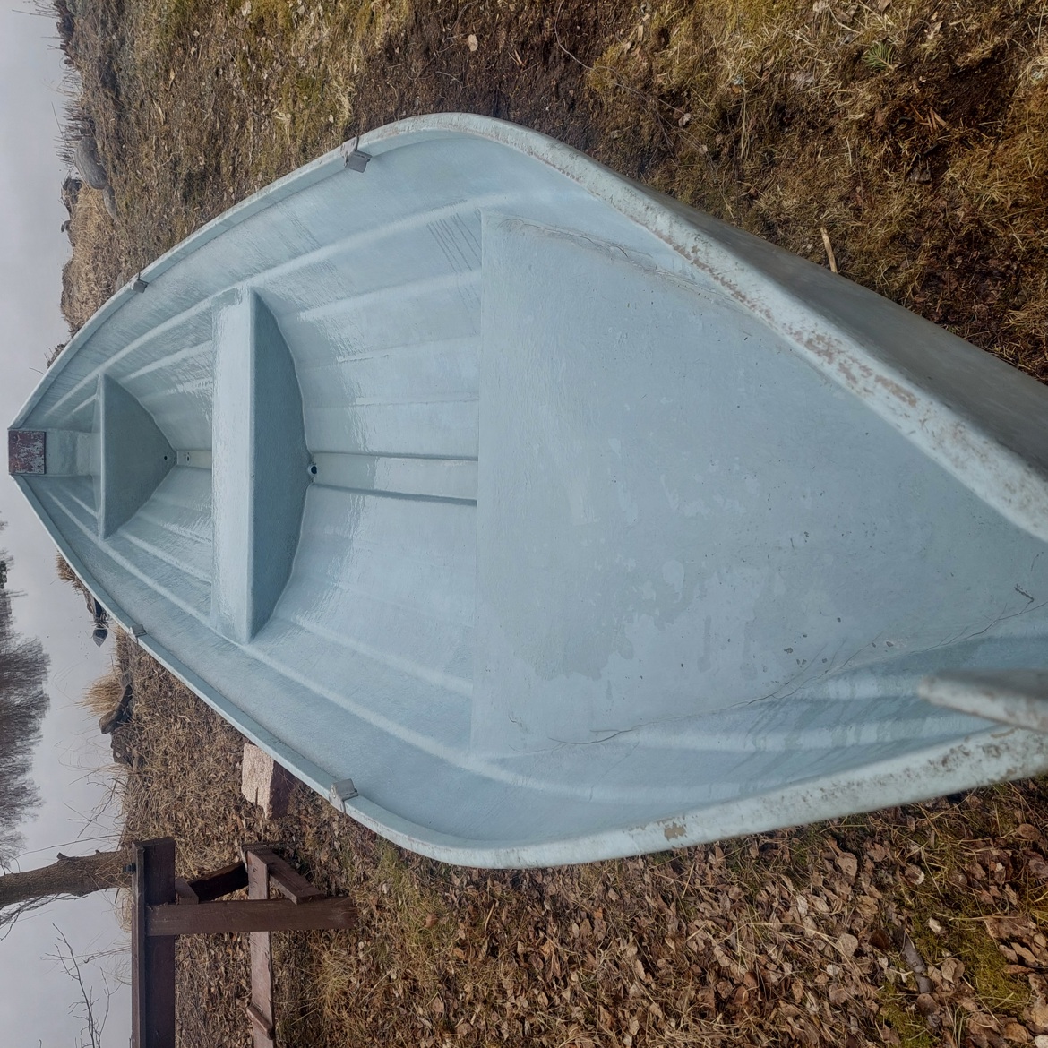 Kuvien mukainen savolaismallinen jämäkkä 5,4 m pitkä soutuvene.