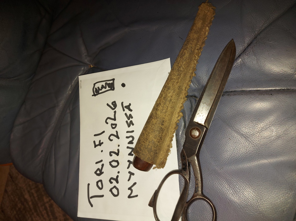 Myydään tarvitsevalle kuvan suutarin sakset sekä nahantyöstö kalu.