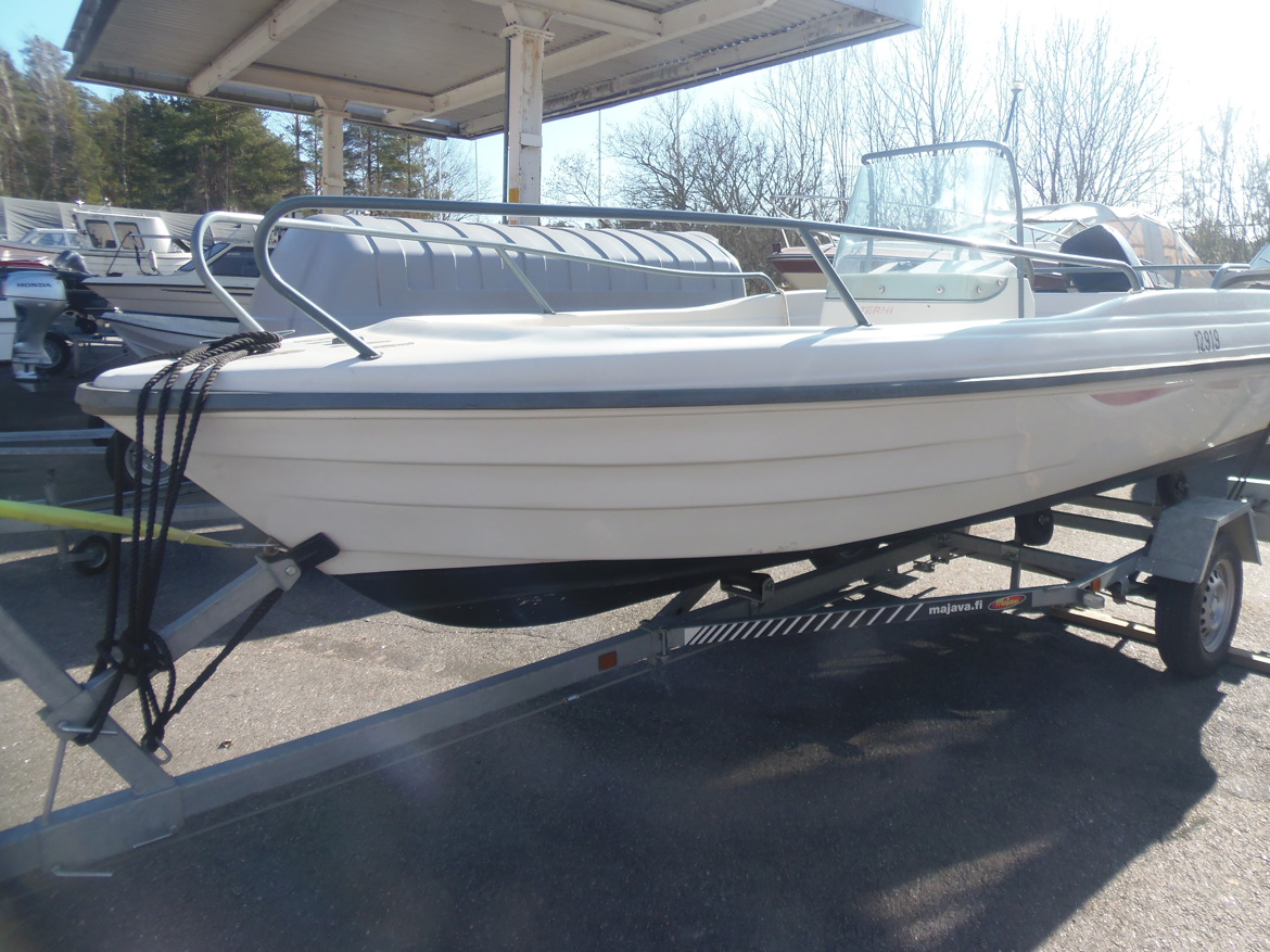 SUVI 420 R TUULILASILLA  JA  KAITEILLA YAMAHA F 20 TRIMMILLÄ
